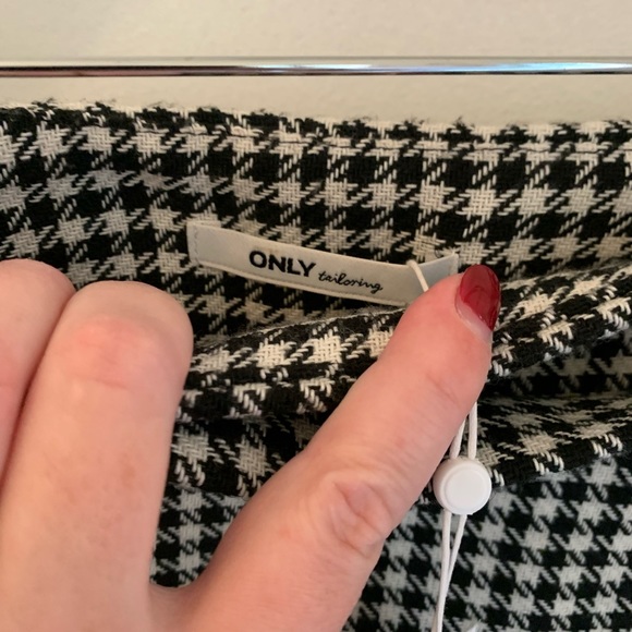 NWT Stunning Houndstooth skirt with buttons - Black and White - Picture 6 of 8
